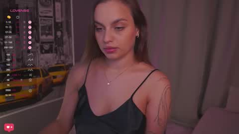 Snapshot of girl_peach_ chatting on 10/20/25, 05:35 Kate online show from 10/20/25, 05:35