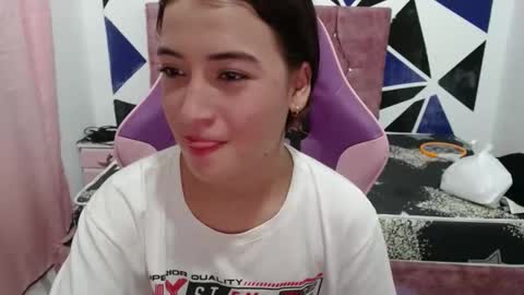 girl_princess18 online show from 11/06/25, 02:45