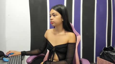 girl_princess18 online show from 12/22/25, 02:03