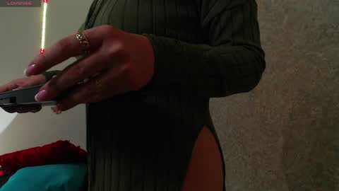 Snapshot of girlghost_ chatting on 04/19/26, 01:16 GhostG online show from 04/19/26, 01:16