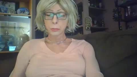 Snapshot of girlinrock chatting on 02/12/26, 01:55 Girlinrock online show from 02/12/26, 01:55