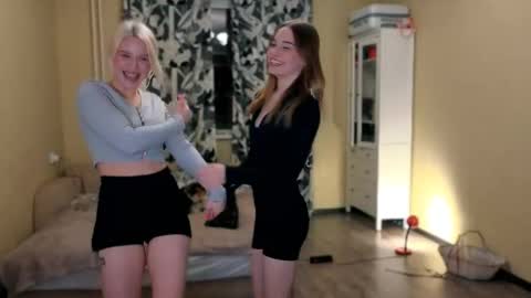 Snapshot of girls_n_roses chatting on 10/16/25, 04:30 Nicky and Eva go hard online show from 10/16/25, 04:30