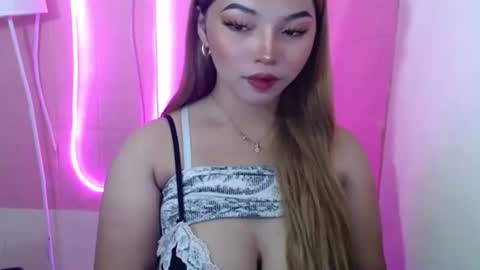 Snapshot of girlthatuneedxxx chatting on 03/06/25, 01:27 Rhaine online show from 03/06/25, 01:27