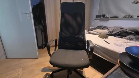 Snapshot of girlyjoey chatting on 04/25/26, 12:52 Joebro online show from 04/25/26, 12:52