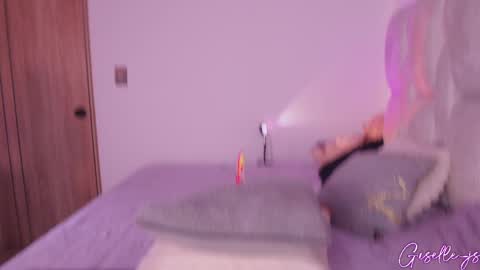 Snapshot of giselle_js chatting on 02/13/25, 06:59 Instagram gisellee  22  online show from 02/13/25, 06:59