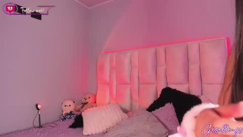 Snapshot of giselle_js chatting on 02/28/25, 10:50 Instagram gisellee  22  online show from 02/28/25, 10:50