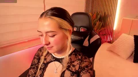 Snapshot of giselle_laurens_ chatting on 02/14/26, 09:00 Giselle online show from 02/14/26, 09:00