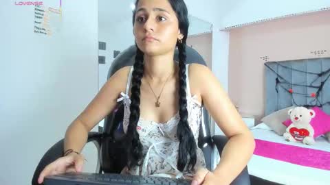 GISELLE ROLDAN online show from 10/25/25, 04:31