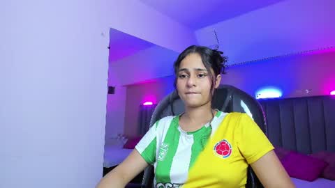 Snapshot of giselle_roldan chatting on 06/18/26, 02:34 GISELLE ROLDAN online show from 06/18/26, 02:34