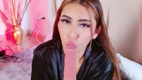 Snapshot of giselleclair chatting on 12/20/25, 08:38 giselleclair online show from 12/20/25, 08:38