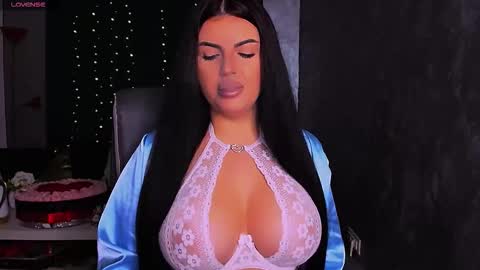 Giulia online show from 10/23/25, 09:02