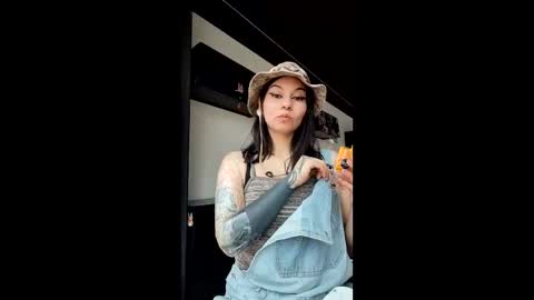 Nice to meet you my name is Heyli  online show from 12/21/25, 04:36