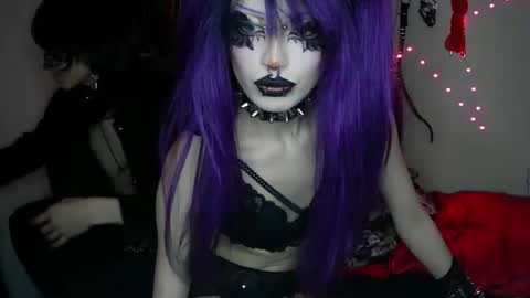 Snapshot of gl00my_gh0ul chatting on 12/19/25, 09:55 Gloomy online show from 12/19/25, 09:55