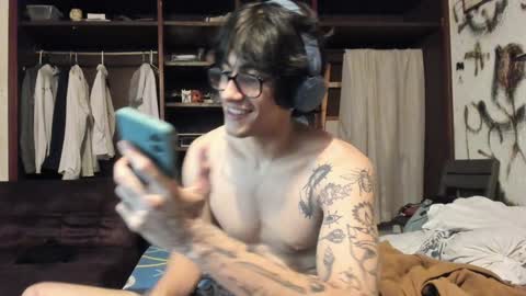 Snapshot of gladiattoor chatting on 12/22/24, 02:49 edward online show from 12/22/24, 02:49