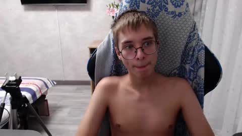 Snapshot of glasses_cat chatting on 03/19/26, 02:04 Eugene and Damian online show from 03/19/26, 02:04