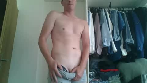 Snapshot of glen_1987 chatting on 08/10/26, 06:28 Mike 1987 online show from 08/10/26, 06:28