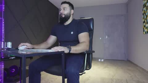 Snapshot of glennmasters chatting on 12/20/25, 03:46 Matthew .. for short call me Matt online show from 12/20/25, 03:46