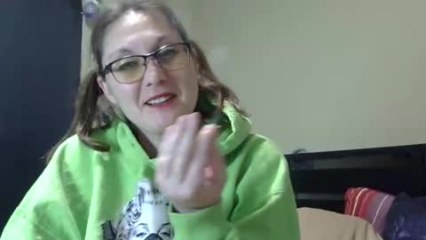 Snapshot of glitchwitchxoxo chatting on 12/14/25, 02:39 glitchwitchxoxo online show from 12/14/25, 02:39