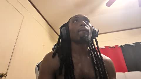 Snapshot of glomightyj chatting on 12/17/25, 05:13 glomightyj online show from 12/17/25, 05:13