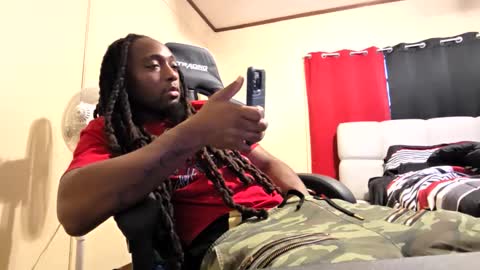 Snapshot of glomightyj chatting on 12/20/25, 11:01 glomightyj online show from 12/20/25, 11:01