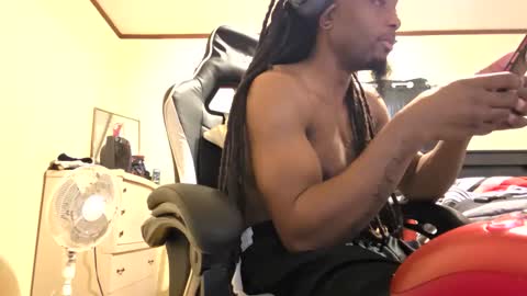 Snapshot of glomightyj chatting on 04/15/26, 01:29 glomightyj online show from 04/15/26, 01:29