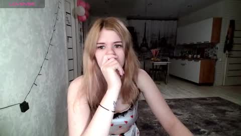 Snapshot of glossy_girl_1 chatting on 12/04/24, 02:31 Roxy online show from 12/04/24, 02:31