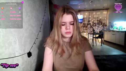 Snapshot of glossy_girl_1 chatting on 01/04/25, 04:11 Roxy online show from 01/04/25, 04:11