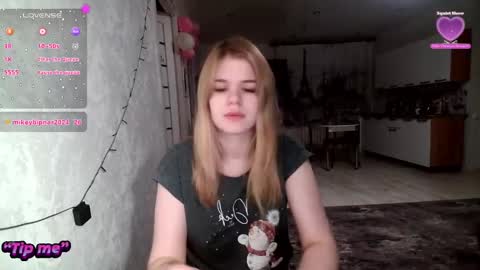 Snapshot of glossy_girl_1 chatting on 01/07/25, 02:31 Roxy online show from 01/07/25, 02:31