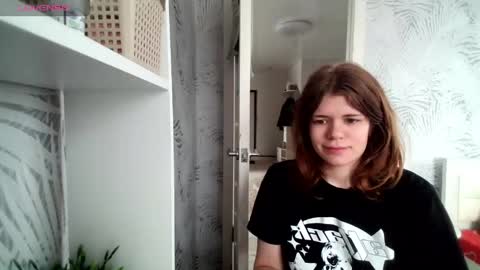 Snapshot of glossy_girl_1 chatting on 04/17/26, 10:18 Roxy online show from 04/17/26, 10:18