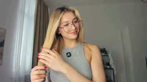 Snapshot of glossybabe_ chatting on 06/15/26, 10:06 Cherry online show from 06/15/26, 10:06