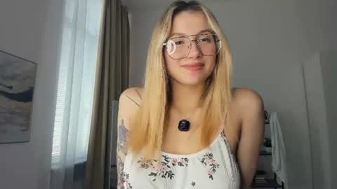Snapshot of glossybabe_ chatting on 06/22/26, 09:50 Cherry online show from 06/22/26, 09:50