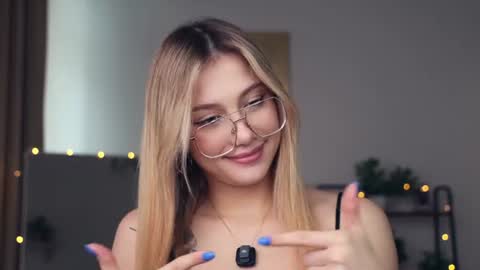Snapshot of glossybabe_ chatting on 07/05/26, 10:11 Cherry online show from 07/05/26, 10:11