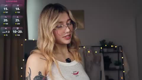 Snapshot of glossybabe_ chatting on 07/08/26, 08:41 Cherry online show from 07/08/26, 08:41
