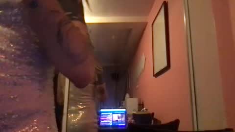 Snapshot of glow92 chatting on 09/25/25, 04:05 Glow Goddess online show from 09/25/25, 04:05