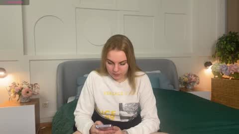 Snapshot of glow_margo chatting on 03/12/26, 01:34 Margo online show from 03/12/26, 01:34