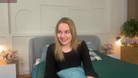 Snapshot of glow_margo chatting on 03/13/26, 01:56 Margo online show from 03/13/26, 01:56