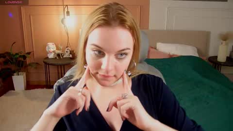 Snapshot of glow_margo chatting on 03/27/26, 02:06 Margo online show from 03/27/26, 02:06