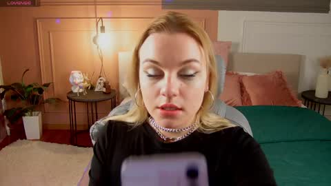 Snapshot of glow_margo chatting on 04/06/26, 12:52 Margo online show from 04/06/26, 12:52