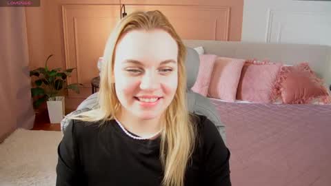 Snapshot of glow_margo chatting on 04/14/26, 01:33 Margo online show from 04/14/26, 01:33