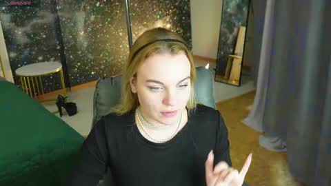 Snapshot of glow_margo chatting on 04/15/26, 01:56 Margo online show from 04/15/26, 01:56