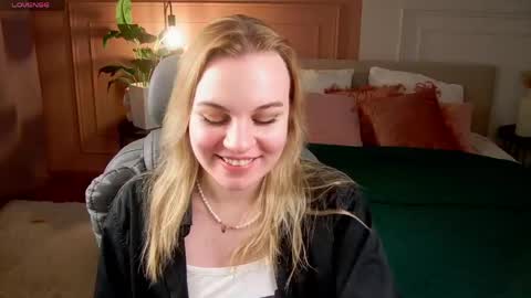 Snapshot of glow_margo chatting on 04/18/26, 01:31 Margo online show from 04/18/26, 01:31