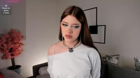 Snapshot of glowia chatting on 04/13/26, 06:52 Sara online show from 04/13/26, 06:52