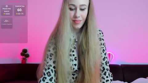 Snapshot of glowing_blonde chatting on 11/29/25, 10:35 Alice online show from 11/29/25, 10:35