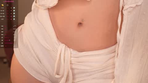 Snapshot of glowwww_ chatting on 10/17/25, 03:47 Eloise  online show from 10/17/25, 03:47