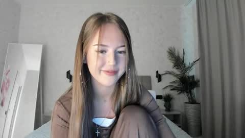 Snapshot of go0d_grl chatting on 10/05/25, 08:01 Lina online show from 10/05/25, 08:01