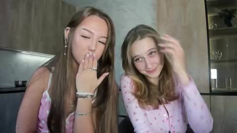 Snapshot of go0d_grl chatting on 10/19/25, 08:37 Lina online show from 10/19/25, 08:37