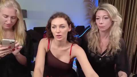   330 UTC2 girls   online show from 12/19/24, 03:40