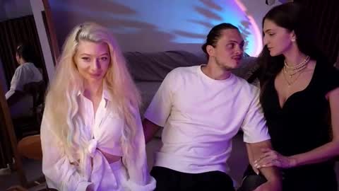 Snapshot of goddess_marylin chatting on 03/21/26, 04:39 330 UTC2 girls online show from 03/21/26, 04:39