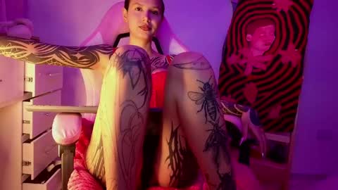 Snapshot of goddess_vee_ chatting on 03/27/26, 05:02 vee online show from 03/27/26, 05:02