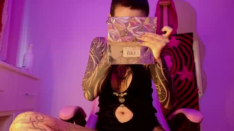 Snapshot of goddess_vee_ chatting on 04/03/26, 09:46 vee online show from 04/03/26, 09:46